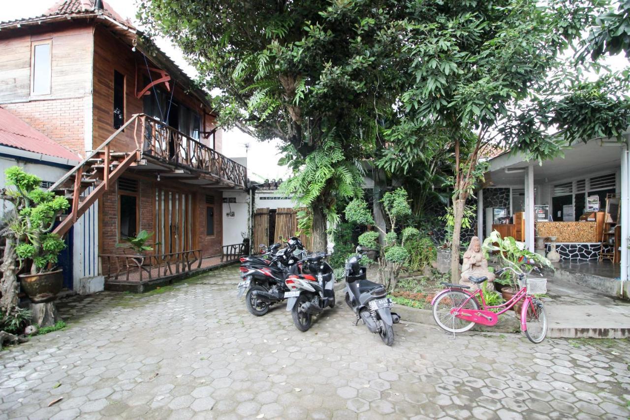 เรดดอร์ซ เนียร์ รูมะฮ์ ซากิต วิโรซาบัน Hotel Salakan ภายนอก รูปภาพ